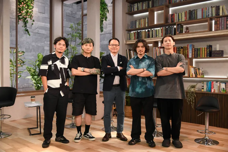 鄭弘儀（中）專訪滅火器，主唱楊大正談起出道的往事，經營樂團的辛酸。三立提供