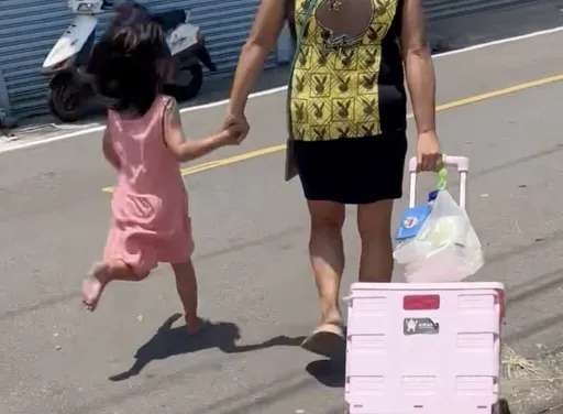 赤腳走熱燙柏油路20分鐘 6歲女童灼傷嚎啕大哭!社會處回應了