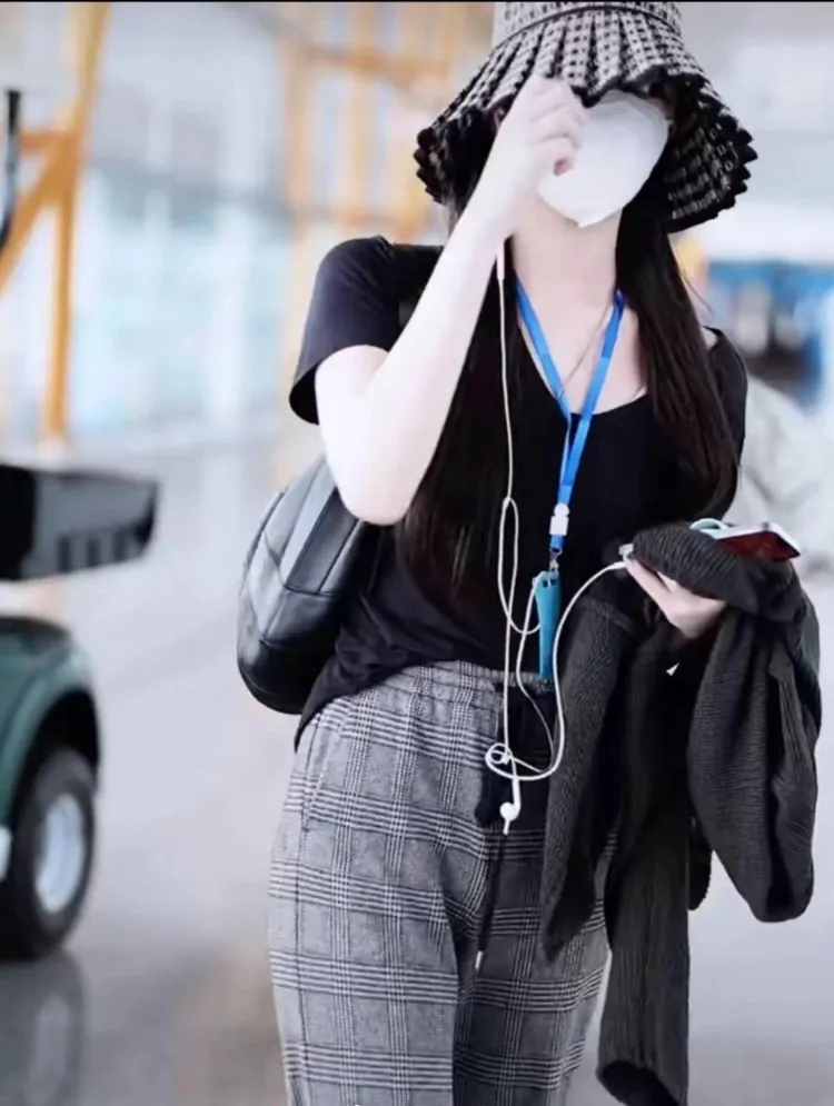 李嫣戴著帽子、口罩，全副武裝。翻攝資深追劇鵝