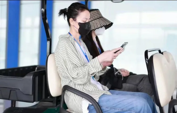 王菲（左）和女兒李嫣今天中午抵達北京首都機場，並排坐上接送車。翻攝資深追劇鵝