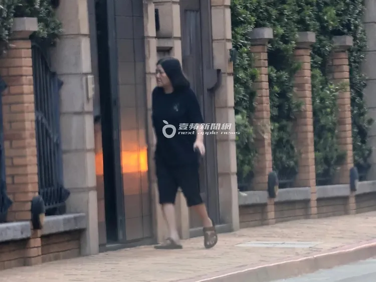 寬姐日前低調現身至中山區與王菲聚會。特勤中心攝