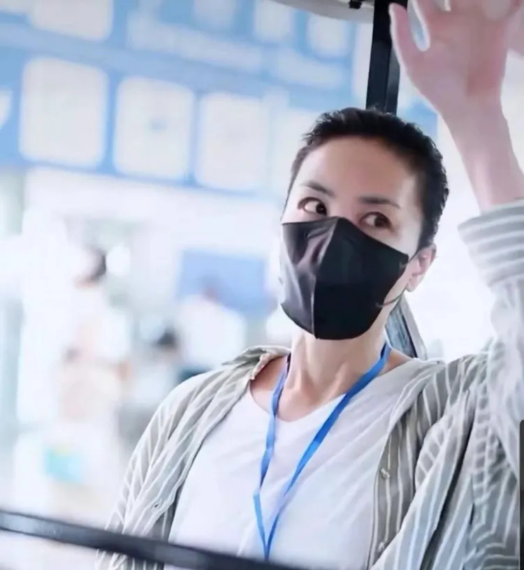 在北京首都機場，王菲（左）身穿白色T恤搭配襯衫、牛仔褲。翻攝資深追劇鵝