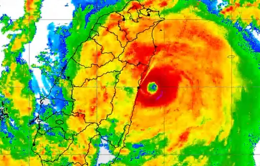 天地對決！護國神山「彈珠」般彈開凱米　CNN也折服