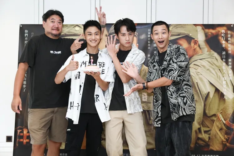 《聽海湧》導演孫介珩（左起）、朱宥丞、吳翰林、黃冠智感情深厚，一起為朱宥丞慶生。公視提供