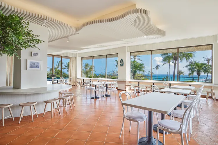 墾丁凱撒發現西餐廳坐擁超美景致的海景用餐區，一邊享用美食一邊享受遼闊風景超級愜意。業者提供