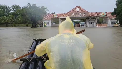 另类受困!学甲顽皮世界联外道路遭水淹 饲育员搭竹筏入园 2000多动物饱餐「真香」