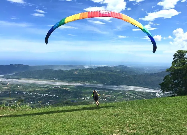 台東鹿野高台飛行傘快感體驗。業者提供