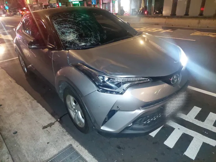 小客車擋風玻璃破裂。警方提供