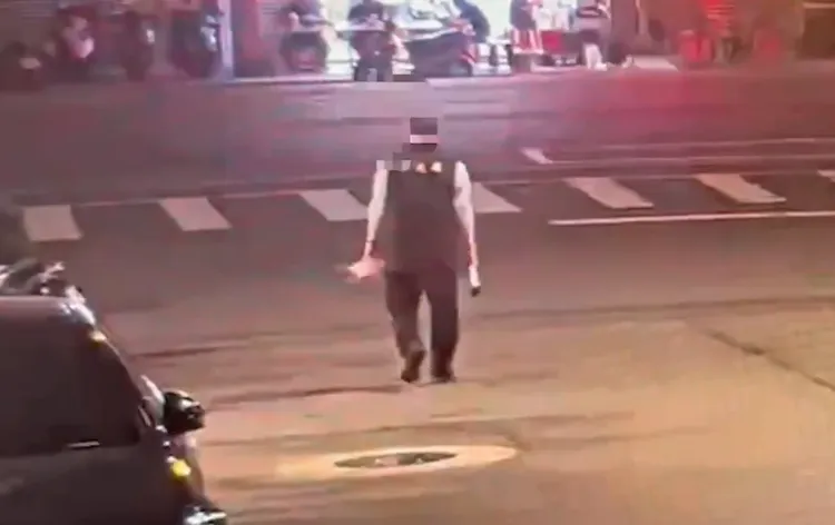 方男身穿移民署背心。警方提供