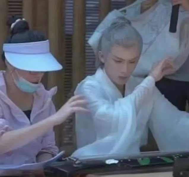 檀健次彈古琴這場戲，事前學得很倉促。翻攝偶像衝浪達人微博