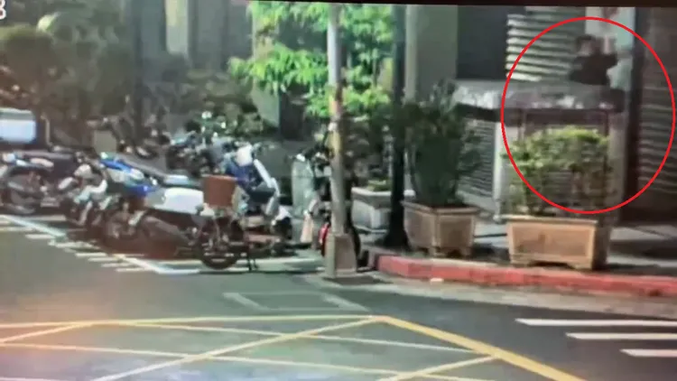 男子於幼兒園鐵門噴上不雅字眼。警方提供