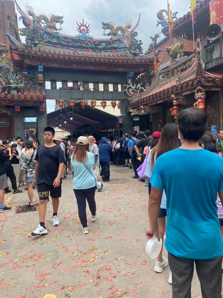 民眾大排長龍領免費餐點。娛樂中心攝