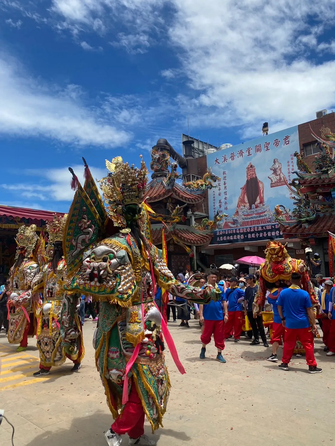 大仙尪一字排開很壯觀。娛樂中心攝