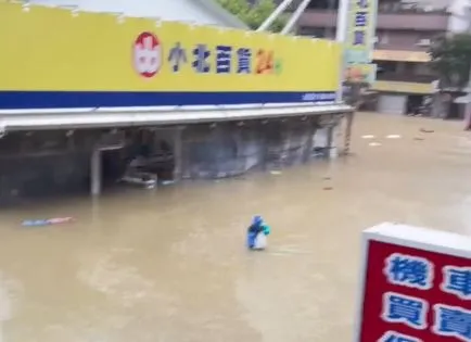 水深及大腿！凱米颱風雨炸高雄　三民區大馬路被淹成河