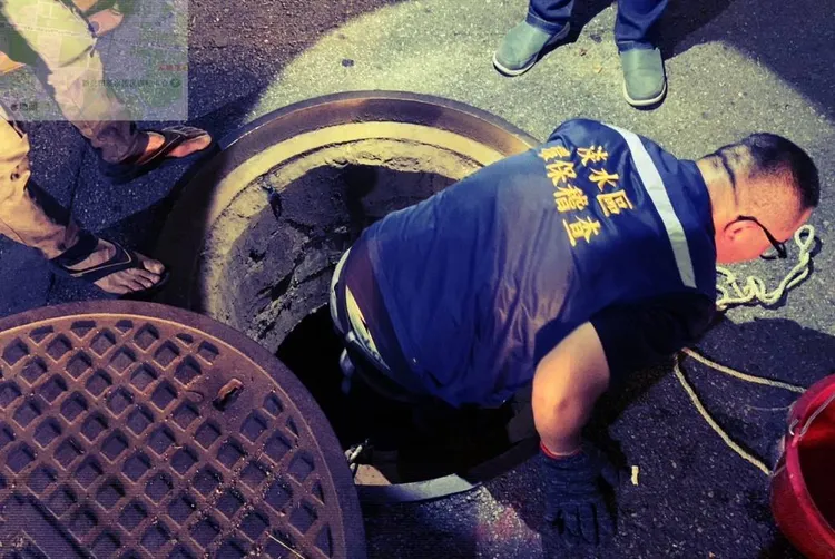 稽查人員進入下水道、涵洞等確認水路。環保局提供