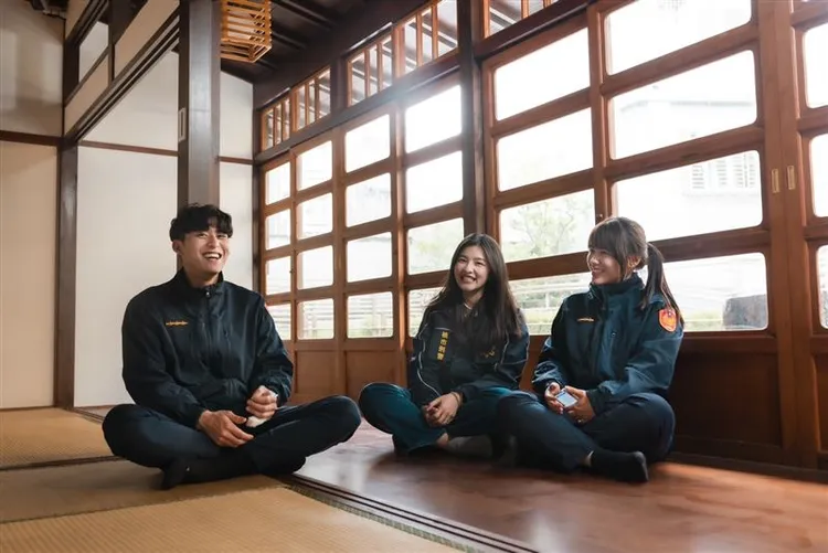 中壢分局帥警（左）造成不少討論。翻攝畫面