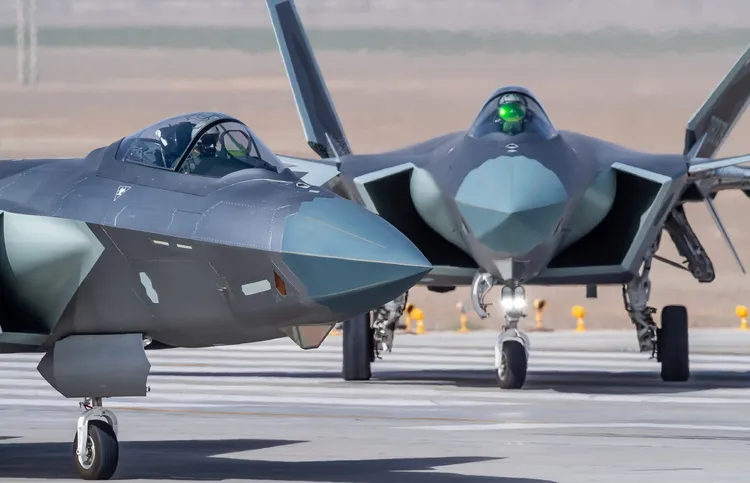 中國空軍王牌殲20匿蹤戰機號稱已經部署超過200架。翻攝解放軍網