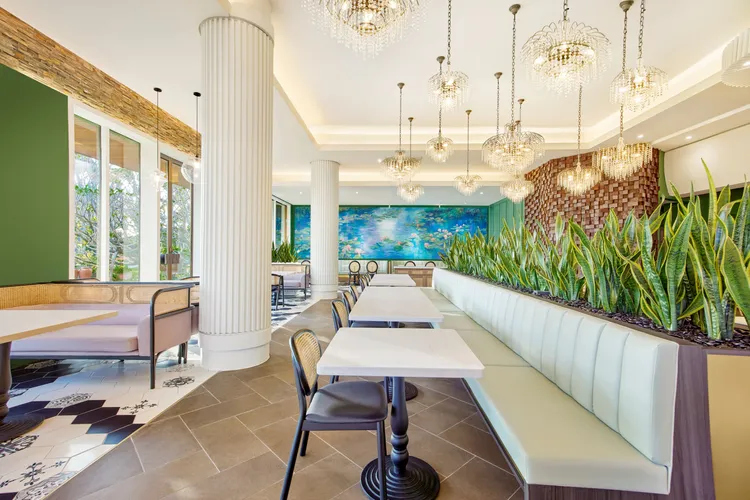 蓮花餐廳以大片落地窗引進戶外自然採光，打造寬敞明亮的開放式用餐區。業者提供