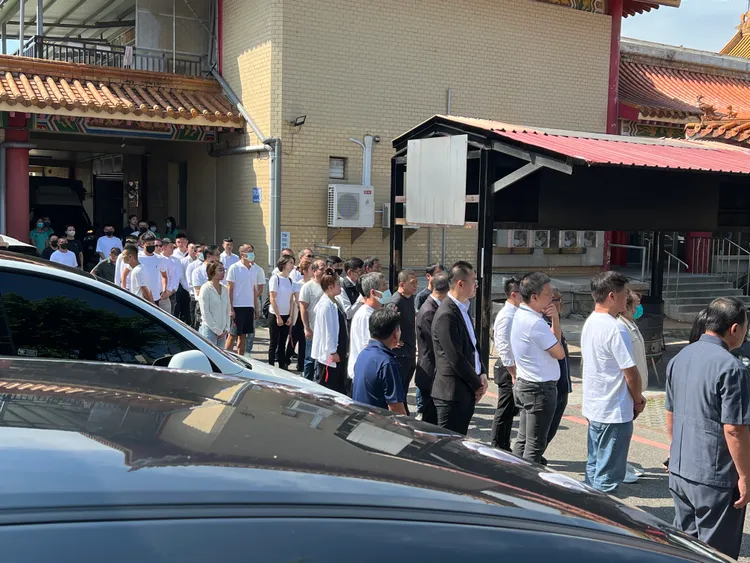 南市區漁會理事長林士傑遭槍殺，今天家屬低調辦後事，有上百親友到場送行。民眾提供。