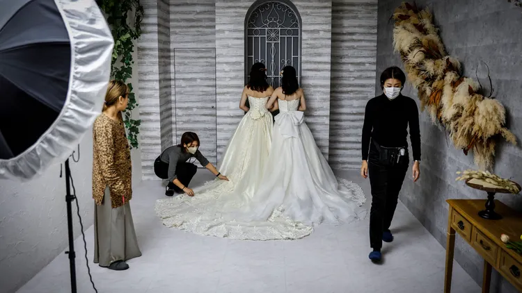 這對同性夫婦正在透過穿著時尚版的和服慶祝「照片婚禮」，其中一位在服務業的33歲女性說，「我父親厭惡同性伴侶，所以我很緊張地告訴他，我將和一個女人一起生活。 當我說出口時，他卻毫不猶豫地接受了。 」這名婦女和她32歲的伴侶說，「我們會把結婚照作為禮物送給父母，他們還會給他們的朋友看。」路透社