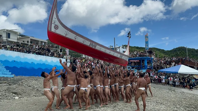 部落男子著丁字帶傳統服飾，進行蠻阿威Manhawey拋船儀式。照片呂正閔提供
