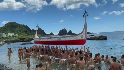 睽違10年 蘭嶼純手工打造10公尺大船下水儀式遊客好震撼