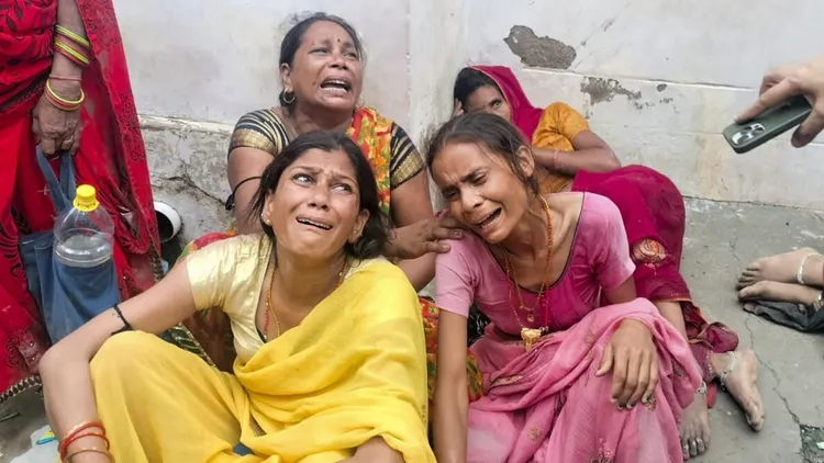 集會後倖存的婦女。翻攝自X