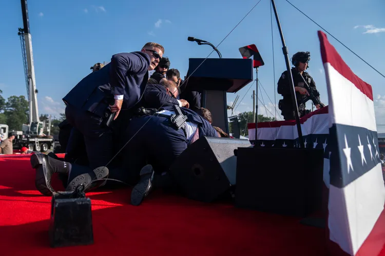 特勤人員以肉身保護川普。美聯社