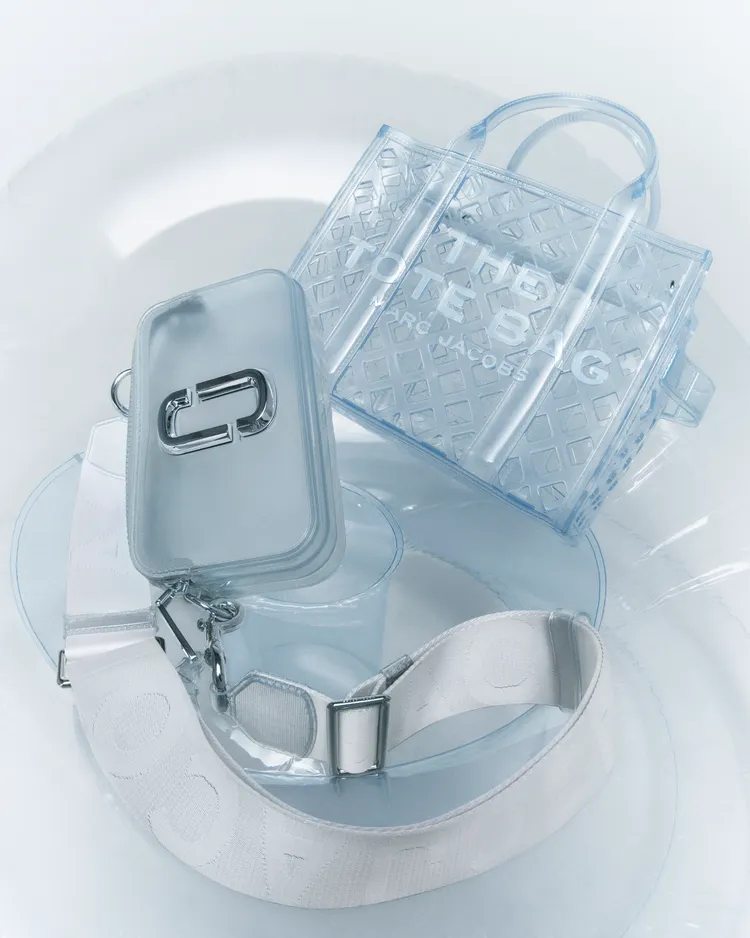 透明水晶果凍系列The Snapshot Bag相機包（左）1萬5900元、Tote Bag托特包（右）1萬6900元。品牌提供