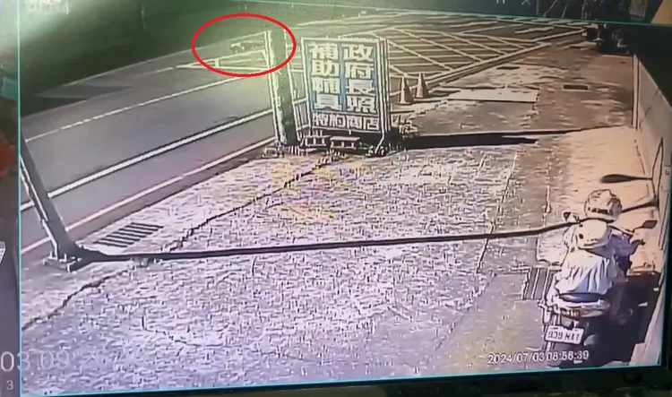 機車騎士倒地後被砂石車輾過，明顯死亡。民眾提供