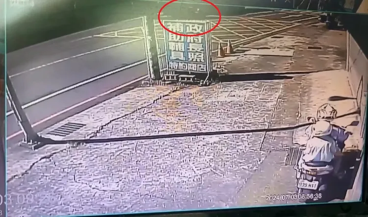 砂石車與機車擦撞。民眾提供