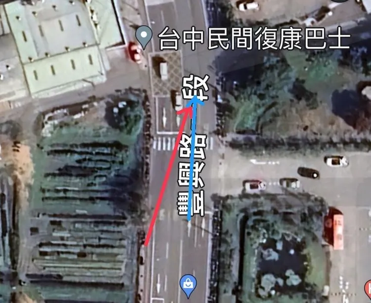 紅色為機車行駛路徑，藍色為砂石車路徑。民眾提供