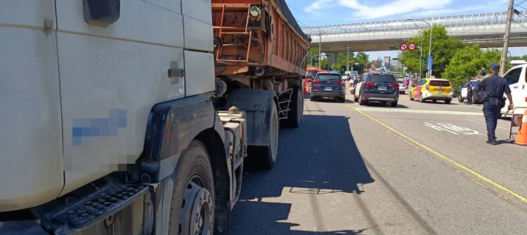 砂石車與機車擦撞後將騎士輾斃。民眾提供