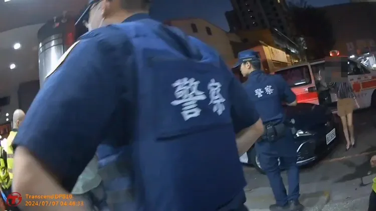 警方到場時，何姓父子3人已逃離現場。民眾提供