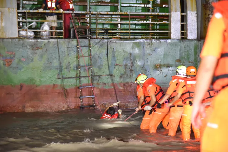 海巡署第五岸巡隊27日20時許，救援擱淺的「BASIA巴西亞」貨輪船上8名船員。翻攝畫面