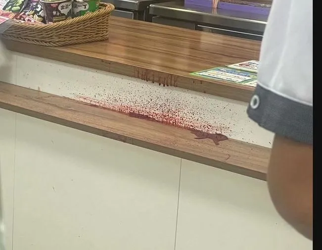 超商櫃檯濺血。翻攝臉書