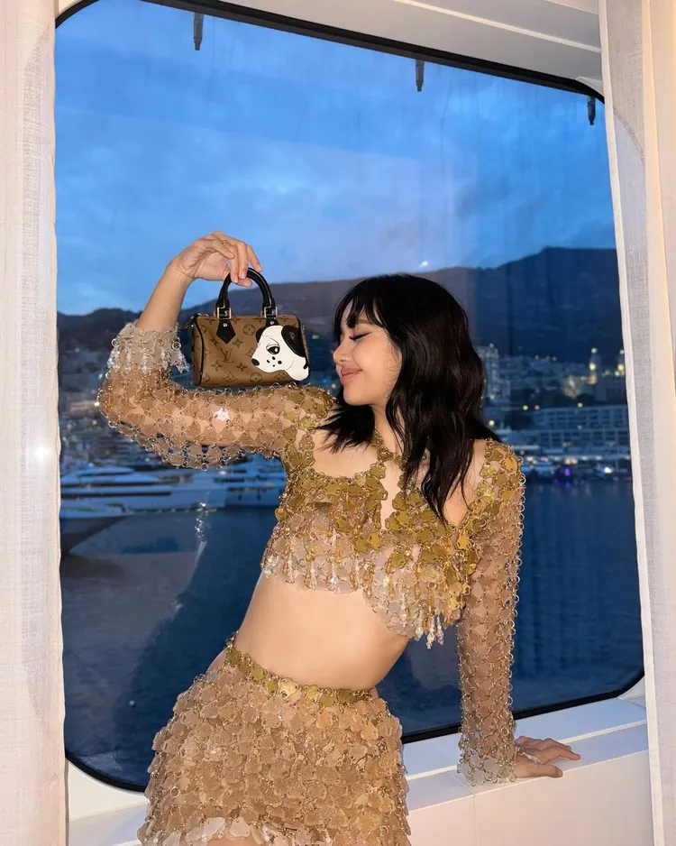 Lisa常在私服照中曬LV包款。翻攝Lisa IG