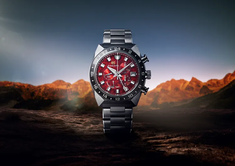 紅色面盤描繪出信州高山日出時刻美景。品牌提供