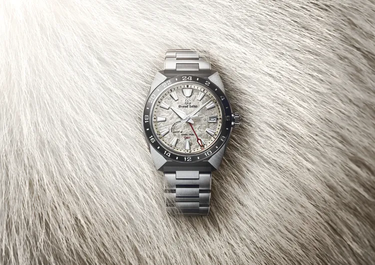 SBGE307的白色面盤圖紋代表著獅子飛揚鬃毛。品牌提供