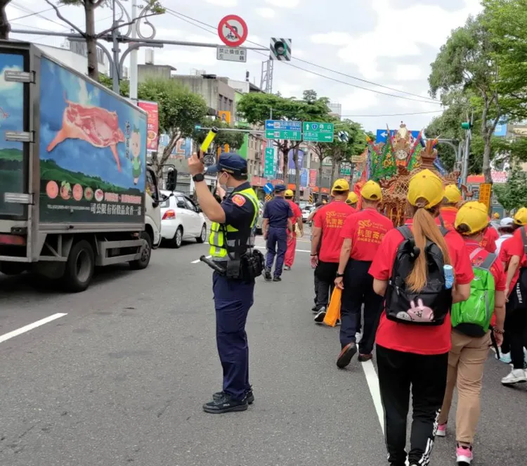 桃園分局員警攜手義交投入交通管制疏導，確保良好交通秩序。警方提供