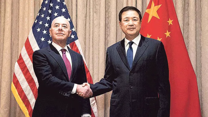 美國國土安全部長馬約卡斯（左）與中國公安部長王小洪。資料照片
