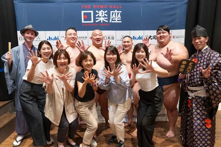 擁有正式相撲比賽經驗的力士和觀眾合影。業者提供