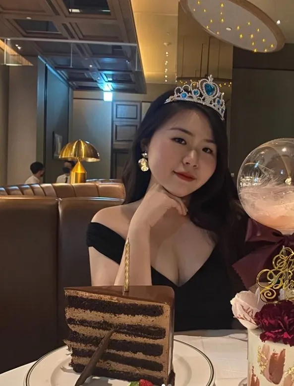 簡嘉芸盛裝慶生的低胸性感照。翻攝簡嘉芸IG