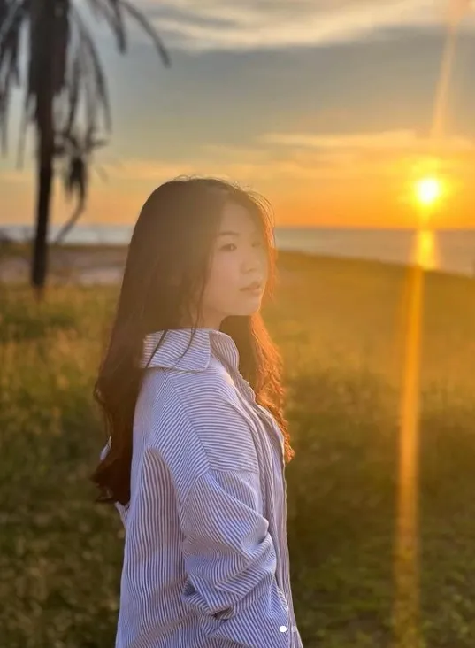 簡嘉芸留著一頭浪漫長髮，很有女人味。翻攝簡嘉芸IG