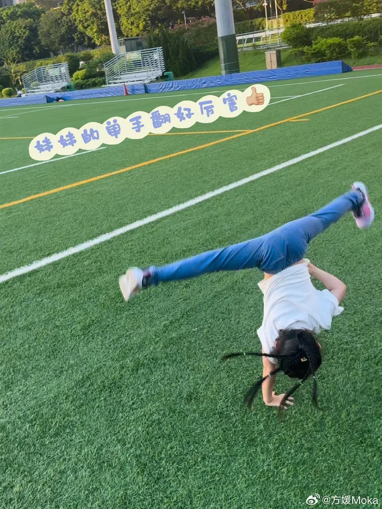 Charlotte挑戰單手側翻連翻2圈，還倒立劈腿一字馬。翻攝《方媛Moka》的微博