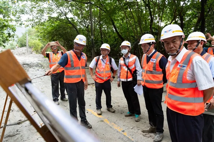 交通部長李孟諺視察後台9線搶修進度。交通部提供