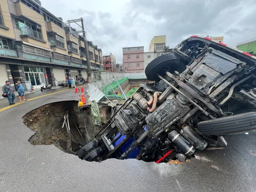 吞了机车还不够!台中天坑「越补越大洞」 连水泥车也吞掉
