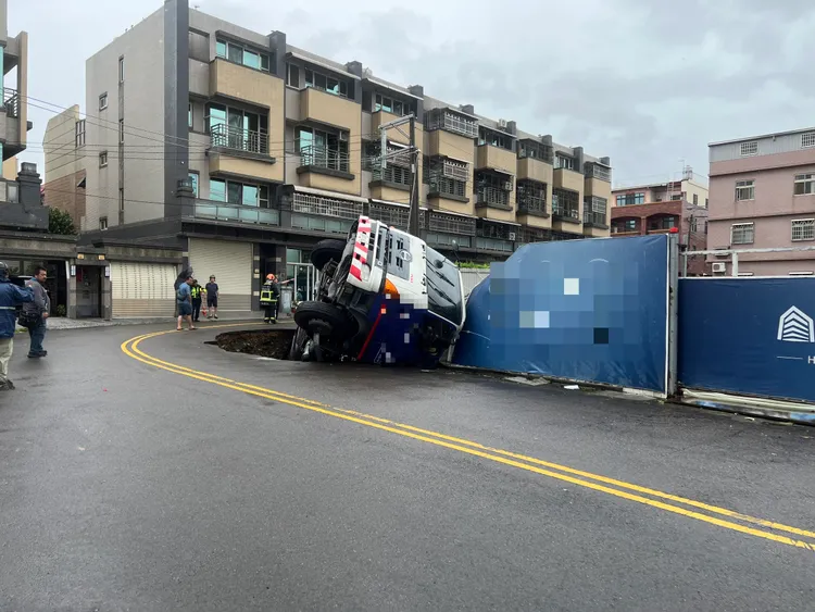 預拌混凝土車陷入坑洞內。民眾提供