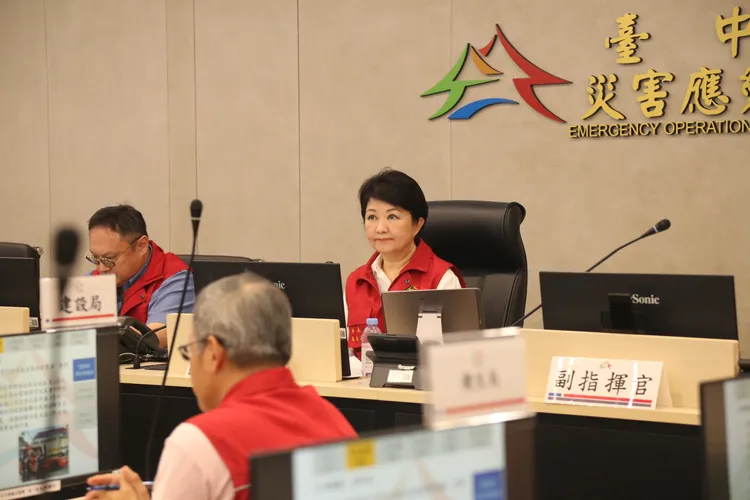 盧秀燕上午返回台中後，隨即主持災變中心會報。市府提供