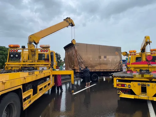 天雨路滑！小客車打滑自撞分隔島　後方大貨車急煞翻覆釀2傷
